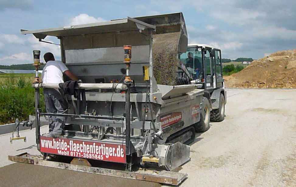 Einbau verschiedener Schichten um einen planebenen, stabilen Unterbau für alle Anforderungen zu schaffen. Ausgleich von Höhendifferenzen mit anschließender Verdichtung der einzelnen Schichten um ein Absacken der fertigen Flächen zu verhindern.