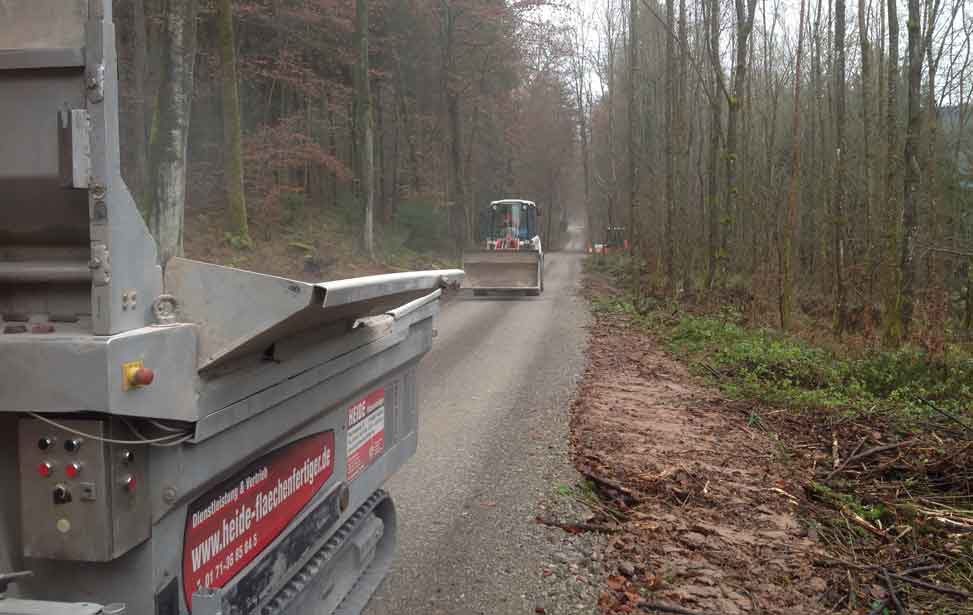 Maschineller Schotter Einbau als Tragschicht bzw. Unterbau für den Tiefbau zur Erstellung von Sauberkeitsschichten, Isolierschichten oder wie hier, einer Wirtschafts- und Forststraße.